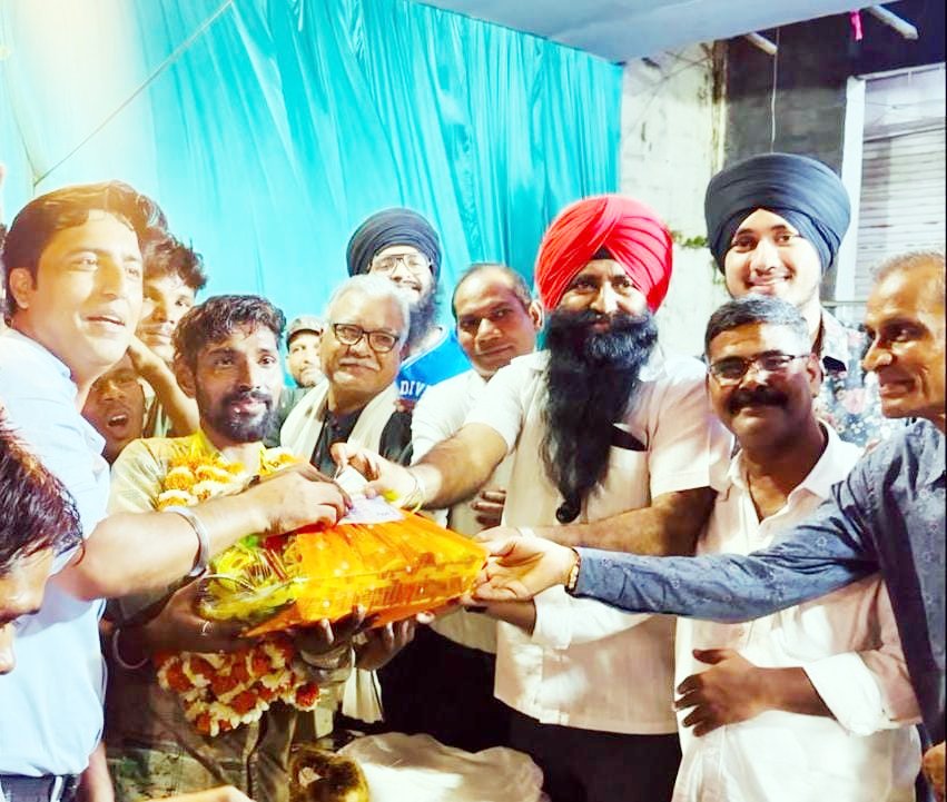 मंगला व्यापारी संघ द्वारा श्री कृष्ण जन्मोत्सव की संध्या मलखम्ब प्रतियोगिता में करण पात्रे ने प्रथम ईनाम 51 सौ रुपए जीतकर सिरमौर रहा