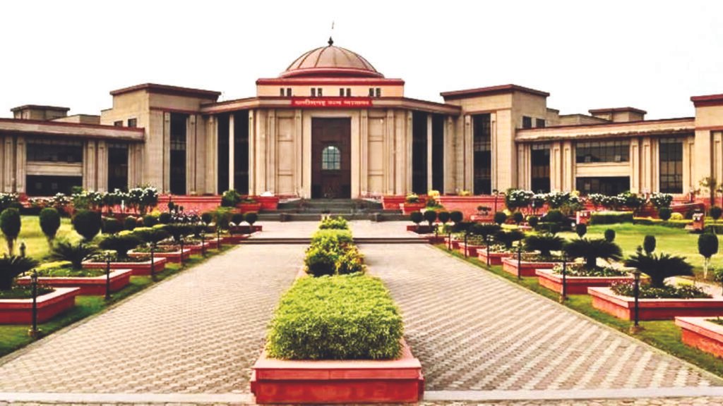 सरकारी स्कूल में बच्चों को कुत्ते का झूठा भोजन खिलाया, हाईकोर्ट ने अफसरों को लगाई फटकार, कहा – प्रभावित बच्चों को मुआवजा दो…