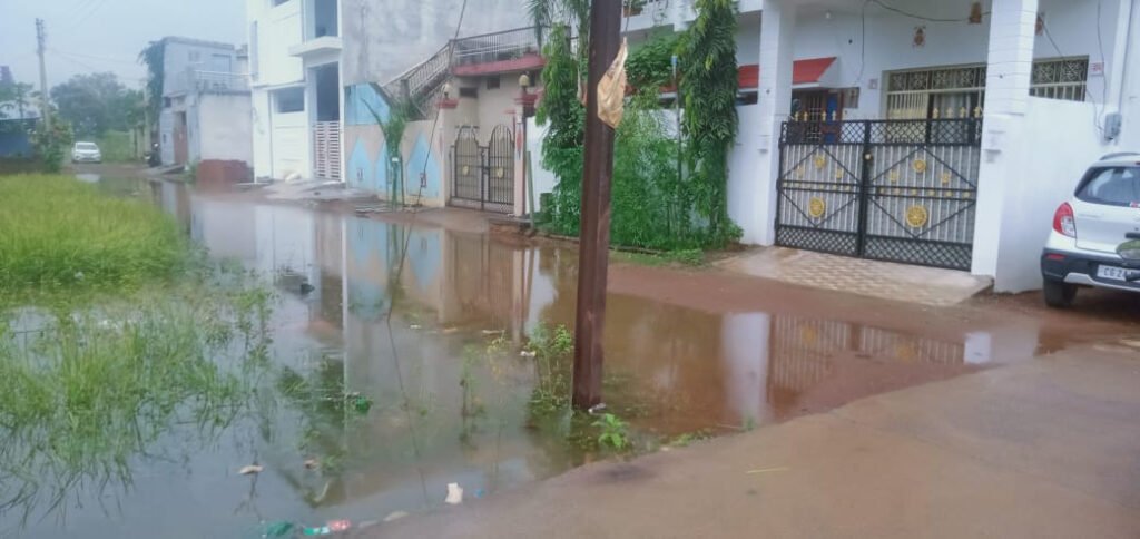 वार्ड क्रमांक 2 में भरा बारिश का पानी, निकासी की कोई व्यवस्था नहीं