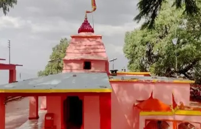 यहां दिन में 3 बार बदलता है देवी की मूर्ति का रंग, 1700 साल पुराना यह मंदिर एक रात में बनकर हुआ था तैयार यहां दिन में 3 बार बदलता है देवी की मूर्ति का रंग, 1700 साल पुराना यह मंदिर एक रात में बनकर हुआ था तैयार