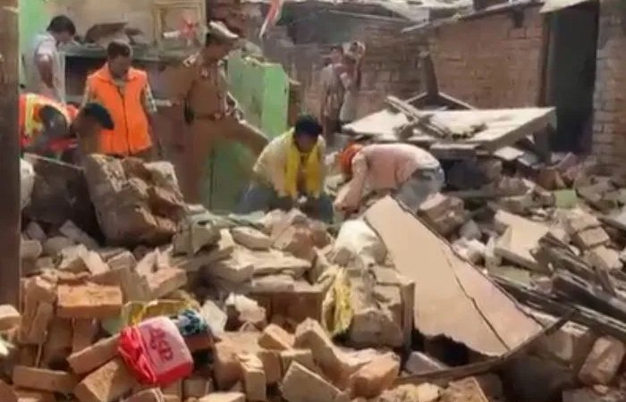 मकान बना ‘श्मशान’: अचानक भर-भराकर गिरी घर की छत, मलबे में दबकर 2 की मौत मकान बना ‘श्मशान’: अचानक भर-भराकर गिरी घर की छत, मलबे में दबकर 2 की मौत