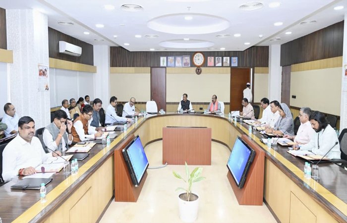 साय कैबिनेट की अहम बैठक: शहरी गैस वितरण नीति 2026 पास, तीन IPS अधिकारियों को राहत, कई बड़े फैसलों पर लगी मुहर साय कैबिनेट की अहम बैठक: शहरी गैस वितरण नीति 2026 पास, तीन IPS अधिकारियों को राहत, कई बड़े फैसलों पर लगी मुहर