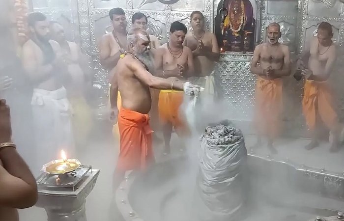 महाकाल भक्तों के लिए बड़ा बदलाव! अब भस्म आरती की ‘तत्काल बुकिंग’- ऑफलाइन एंट्री पूरी तरह बंद, एक दिन पहले खुलेगी ऑनलाइन विंडो महाकाल भक्तों के लिए बड़ा बदलाव! अब भस्म आरती की ‘तत्काल बुकिंग’- ऑफलाइन एंट्री पूरी तरह बंद, एक दिन पहले खुलेगी ऑनलाइन विंडो