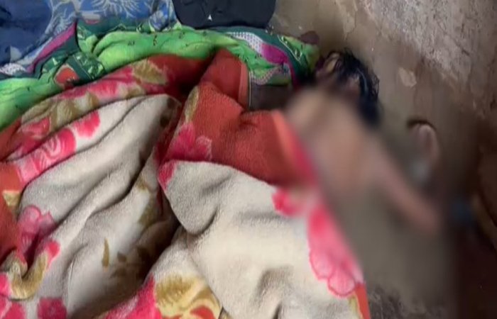 पति ने पत्नी को उतारा मौत के घाट, इस हालत में मिली लाश, आरोपी फरार पति ने पत्नी को उतारा मौत के घाट, इस हालत में मिली लाश, आरोपी फरार