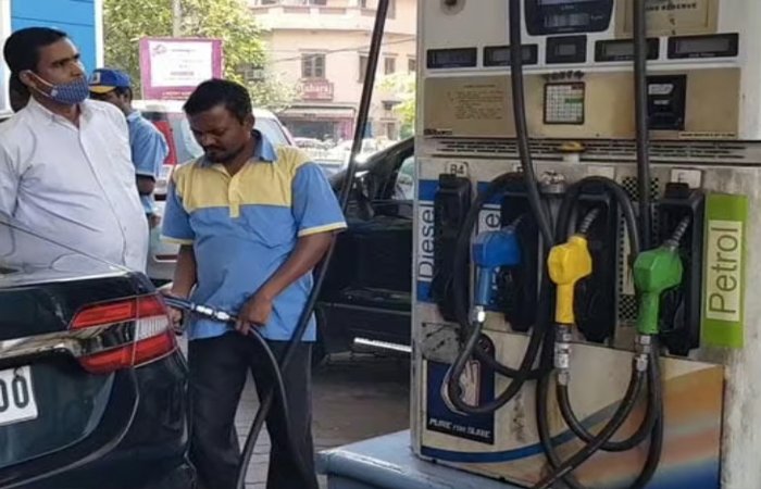 वैश्विक तेल संकट के बीच केंद्र सरकार ने घटाया पेट्रोल, डीजल और एटीएफ पर निर्यात शुल्क, नई दरें 1 जून से लागू वैश्विक तेल संकट के बीच केंद्र सरकार ने घटाया पेट्रोल, डीजल और एटीएफ पर निर्यात शुल्क, नई दरें 1 जून से लागू