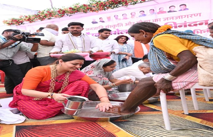 धर्मांतरण पर कड़ा प्रहार: वनांचल क्षेत्र में 200 लोगों की घर वापसी, विधायक भावना बोहरा ने किया स्वागत धर्मांतरण पर कड़ा प्रहार: वनांचल क्षेत्र में 200 लोगों की घर वापसी, विधायक भावना बोहरा ने किया स्वागत