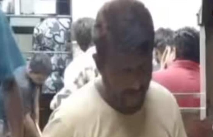 होटल में बार-बार थूककर रोटी सेंक रहा था कर्मचारी, वीडियो वायरल होने के बाद मचा हड़कंप होटल में बार-बार थूककर रोटी सेंक रहा था कर्मचारी, वीडियो वायरल होने के बाद मचा हड़कंप