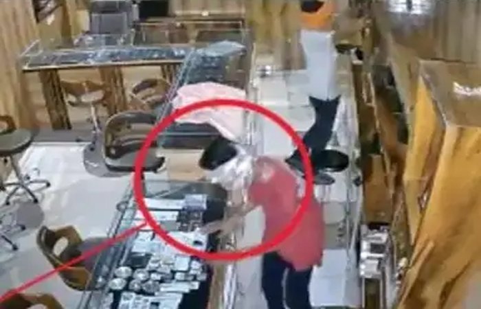 लक्ष्य ज्वेलर्स में सेंधमारी करने वाले हिरासत में, लाखों के जेवरात बरामद होने की उम्मीद लक्ष्य ज्वेलर्स में सेंधमारी करने वाले हिरासत में, लाखों के जेवरात बरामद होने की उम्मीद