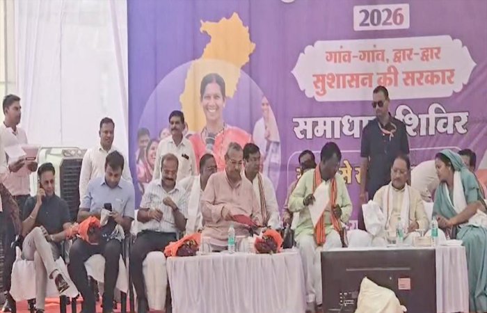 सीएम साय ने महुआ पेड़ के नीचे लगाई चौपाल, तेंदूपत्ता संग्राहकों की सुनी समस्याएं… सीएम साय ने महुआ पेड़ के नीचे लगाई चौपाल, तेंदूपत्ता संग्राहकों की सुनी समस्याएं...