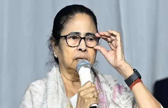 सनातन धर्म को ‘गंदा धर्म’ बताने के आरोप में ममता बनर्जी घिरीं: सिलीगुड़ी में FIR दर्ज सनातन धर्म को ‘गंदा धर्म’ बताने के आरोप में ममता बनर्जी घिरीं: सिलीगुड़ी में FIR दर्ज