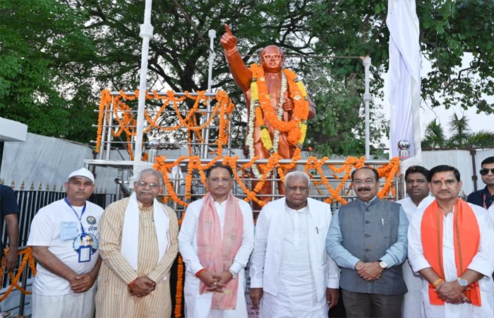 मुंगेली में बाबा साहेब डॉ. भीमराव आंबेडकर की आदमकद प्रतिमा का भव्य अनावरण, जय भीम के नारों से गूंजा कलेक्ट्रेट परिसर मुंगेली में बाबा साहेब डॉ. भीमराव आंबेडकर की आदमकद प्रतिमा का भव्य अनावरण, जय भीम के नारों से गूंजा कलेक्ट्रेट परिसर