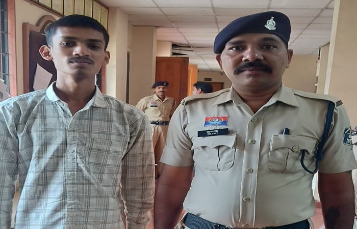छत्तीसगढ़ बोर्ड 12वीं हिंदी पेपर लीक का मास्टरमाइंड गिरफ्तार, 3000 रुपये में छात्रों को उपलब्ध कराता था प्रश्नपत्र छत्तीसगढ़ बोर्ड 12वीं हिंदी पेपर लीक का मास्टरमाइंड गिरफ्तार, 3000 रुपये में छात्रों को उपलब्ध कराता था प्रश्नपत्र