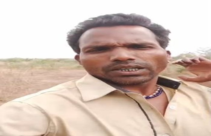 मां की मौत के बाद भी नहीं पिघला सिस्टम: अपने ही हक के लिए बैंक के चक्कर काट रहा बेटा मां की मौत के बाद भी नहीं पिघला सिस्टम: अपने ही हक के लिए बैंक के चक्कर काट रहा बेटा