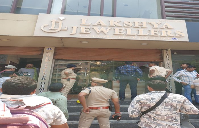 रायपुर में बड़ी चोरी की वारदात : शंकर नगर स्थित ज्वेलरी शॉप से करीब 1 करोड़ के सोने-चांदी के जेवर पार रायपुर में बड़ी चोरी की वारदात : शंकर नगर स्थित ज्वेलरी शॉप से करीब 1 करोड़ के सोने-चांदी के जेवर पार