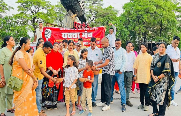पक्षियों के संरक्षण हेतु “पक्षी मित्र अभियान” का शुभारंभ, वक्ता मंच ने बांटे निःशुल्क सकोरे पक्षियों के संरक्षण हेतु “पक्षी मित्र अभियान” का शुभारंभ, वक्ता मंच ने बांटे निःशुल्क सकोरे