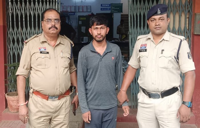 सोशल मीडिया पर महिला का फेक अकाउंट बना कर युवकों को किया ब्लैकमेल, आरोपी गिरफ्तार सोशल मीडिया पर महिला का फेक अकाउंट बना कर युवकों को किया ब्लैकमेल, आरोपी गिरफ्तार