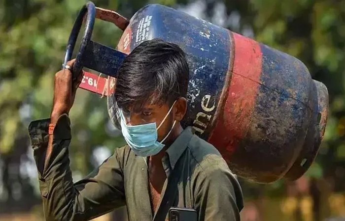 19 किलो वाले कमर्शियल गैस सिलेंडर के दाम फिर बढ़े, 6 महीने में करीब 97% हुआ महंगा 19 किलो वाले कमर्शियल गैस सिलेंडर के दाम फिर बढ़े, 6 महीने में करीब 97% हुआ महंगा