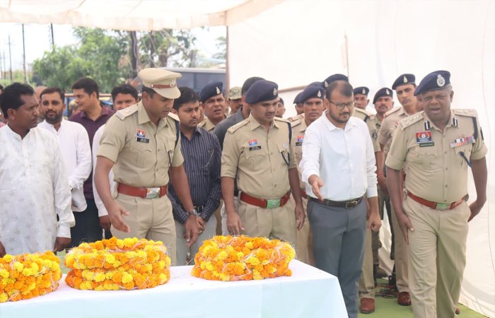 शहीद एएसपी आकाश राव गिरिपुंजे की प्रथम पुण्यतिथि: सुकमा ने नम आंखों से अपने वीर सपूत को किया याद शहीद एएसपी आकाश राव गिरिपुंजे की प्रथम पुण्यतिथि: सुकमा ने नम आंखों से अपने वीर सपूत को किया याद