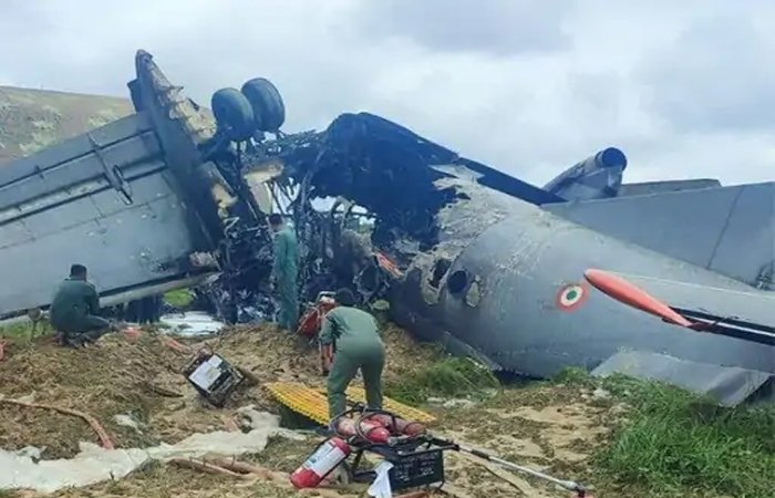 बड़ा हादसा: लैंडिंग के दौरान भारतीय वायुसेना का AN-32 विमान दुर्घटनाग्रस्त, आग लगने से दो टुकड़ों में बंटा बड़ा हादसा: लैंडिंग के दौरान भारतीय वायुसेना का AN-32 विमान दुर्घटनाग्रस्त, आग लगने से दो टुकड़ों में बंटा