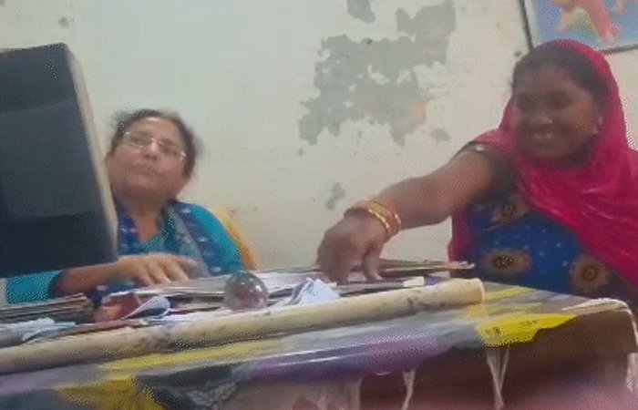 पति के खाते की रकम पाने पहुंची विधवा, बैंक मैनेजर ने मांगी रिश्वत, वीडियो वायरल पति के खाते की रकम पाने पहुंची विधवा, बैंक मैनेजर ने मांगी रिश्वत, वीडियो वायरल