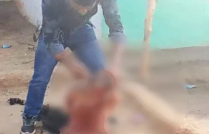 पति की हैवानियत: पत्नी के कपड़े फाड़े, सिर मुंडवाया, पेशाब पिलाया, चेहरे पर कालिख पोती, हाथ-पैर बांधकर पीटा पति की हैवानियत: पत्नी के कपड़े फाड़े, सिर मुंडवाया, पेशाब पिलाया, चेहरे पर कालिख पोती, हाथ-पैर बांधकर पीटा