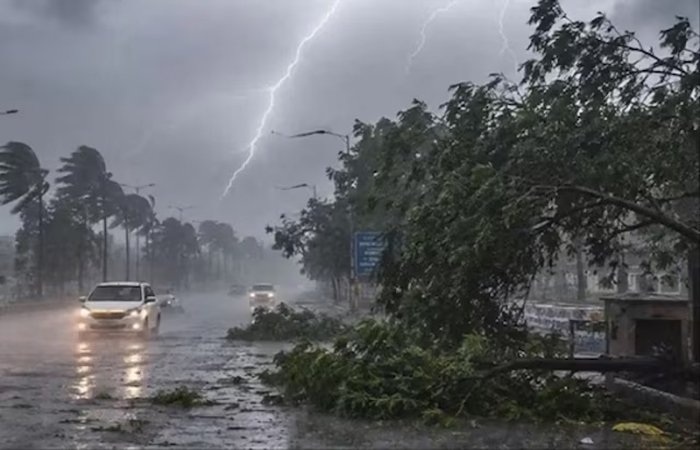 मानसून की दस्तक से पहले मौसम का कहर: आज भी बारिश-बिजली का अलर्ट, 3 दिन में पहुंचेगा मानसून मानसून की दस्तक से पहले मौसम का कहर: आज भी बारिश-बिजली का अलर्ट, 3 दिन में पहुंचेगा मानसून