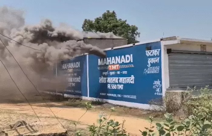 पटाखा गोदाम में भीषण आग: धमाकों से दहला इलाका, दमकल की गाड़ियां आग बुझाने में जुटीं पटाखा गोदाम में भीषण आग: धमाकों से दहला इलाका, दमकल की गाड़ियां आग बुझाने में जुटीं