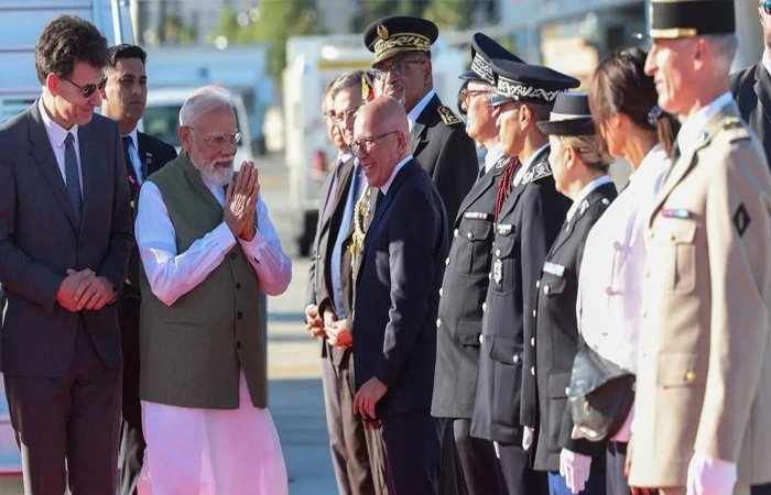 फ्रांस में मोदी का भव्य स्वागत: भारतीय समुदाय में दिखा जबरदस्त उत्साह, आज मैक्रों से होगी मुलाकात फ्रांस में मोदी का भव्य स्वागत: भारतीय समुदाय में दिखा जबरदस्त उत्साह, आज मैक्रों से होगी मुलाकात