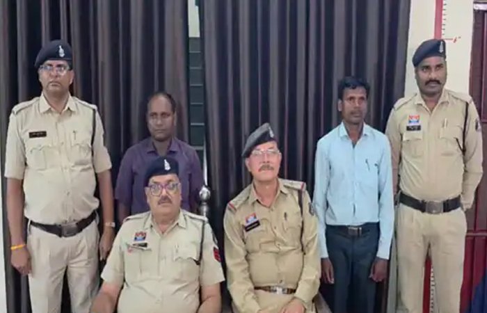 शिव-विष्णु पर विवादित टिप्पणी, ‘चमत्कारी पानी’ से इलाज का झांसा देने वाला पास्टर अरेस्ट शिव-विष्णु पर विवादित टिप्पणी, ‘चमत्कारी पानी’ से इलाज का झांसा देने वाला पास्टर अरेस्ट