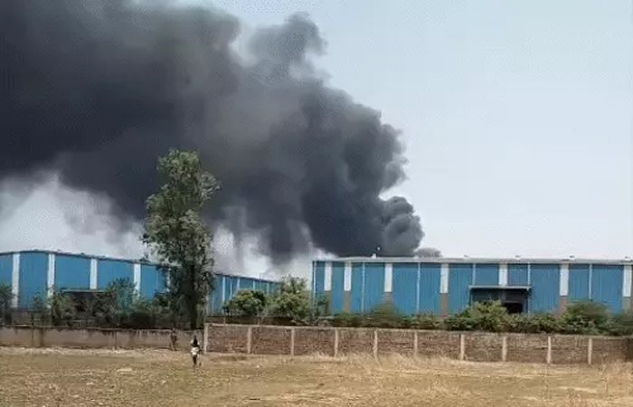 राजधानी के पोरवाल ऑयल फैक्ट्री में लगी आग, मौके पर पहुंचीं दमकल और पुलिस की टीमें राजधानी के पोरवाल ऑयल फैक्ट्री में लगी आग, मौके पर पहुंचीं दमकल और पुलिस की टीमें