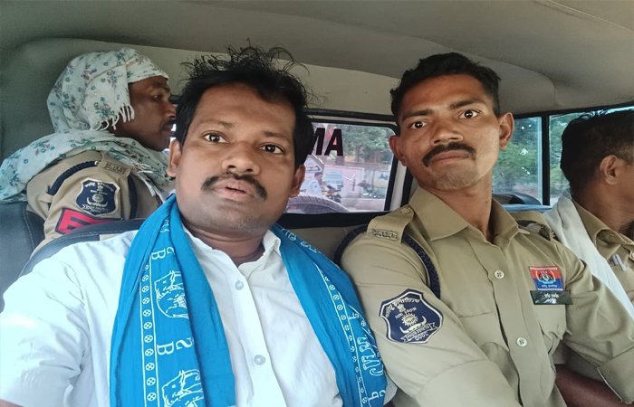 सुकमा में मुख्यमंत्री दौरे से पहले सियासी हलचल तेज, बसपा जिलाध्यक्ष सोलोमन गांडा एहतियातन हिरासत में सुकमा में मुख्यमंत्री दौरे से पहले सियासी हलचल तेज, बसपा जिलाध्यक्ष सोलोमन गांडा एहतियातन हिरासत में