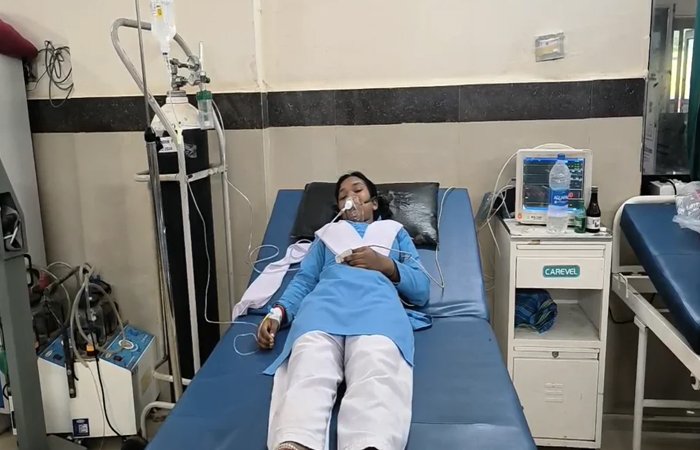 CG NEWS: स्कूल में एक के बाद एक बेहोश हुईं पांच छात्राएं, मची अफरा-तफरी CG NEWS: स्कूल में एक के बाद एक बेहोश हुईं पांच छात्राएं, मची अफरा-तफरी