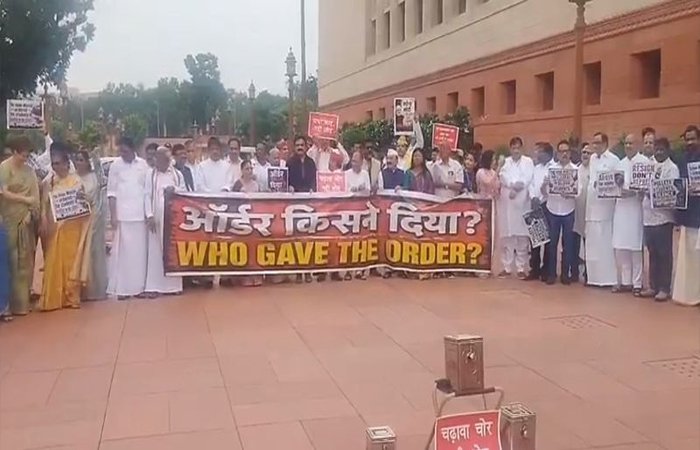 संसद परिसर में राम मंदिर चढ़ावा चोरी के मुद्दे पर विपक्ष का प्रदर्शन, हंगामे के बाद कार्यवाही स्थगित संसद परिसर में राम मंदिर चढ़ावा चोरी के मुद्दे पर विपक्ष का प्रदर्शन, हंगामे के बाद कार्यवाही स्थगित