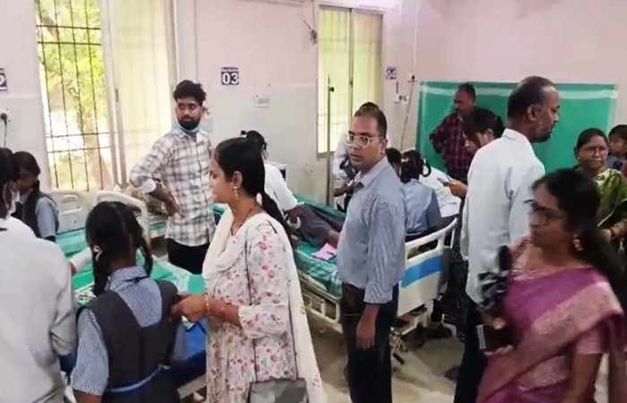 मध्याह्न भोजन में मिली ‘डामर की गोली’: स्वामी आत्मानंद स्कूल में मचा हड़कंप, 30 छात्राएं पहुंचीं अस्पताल मध्याह्न भोजन में मिली ‘डामर की गोली': स्वामी आत्मानंद स्कूल में मचा हड़कंप, 30 छात्राएं पहुंचीं अस्पताल