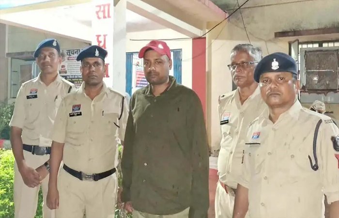 ACB अधिकारी बनकर घर में घुसे: गोली मारने की दी धमकी, लाखों का सामान लूटने वाला फरार आरोपी गिरफ्तार ACB अधिकारी बनकर घर में घुसे: गोली मारने की दी धमकी, लाखों का सामान लूटने वाला फरार आरोपी गिरफ्तार
