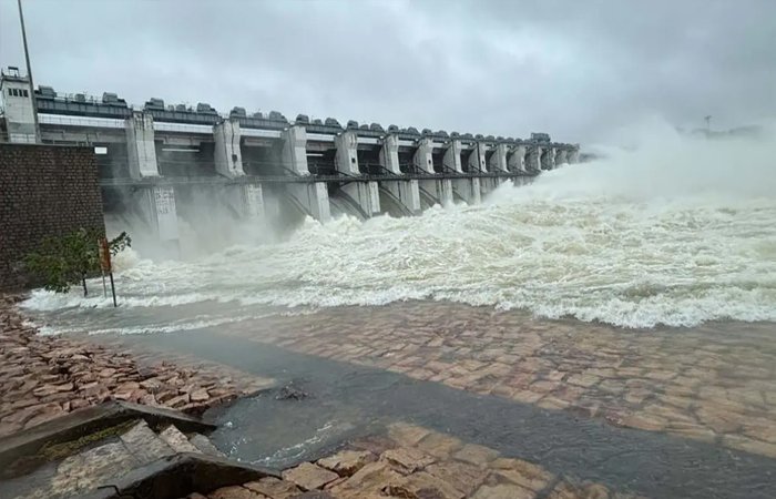 सौ प्रतिशत भरा गंगरेल बांध: खोले गए सभी 14 गेट, महानदी में बाढ़ का मंडराया खतरा सौ प्रतिशत भरा गंगरेल बांध : खोले गए सभी 14 गेट, महानदी में बाढ़ का मंडराया खतरा