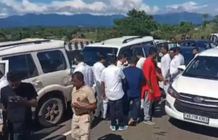 असम में भूपेश बघेल के काफिले पर पथराव, गाड़ी के शीशे टूटे, BJP-कांग्रेस कार्यकर्ताओं में झड़प, पुलिस ने किया लाठीचार्ज असम में भूपेश बघेल के काफिले पर पथराव, गाड़ी के शीशे टूटे, BJP-कांग्रेस कार्यकर्ताओं में झड़प, पुलिस ने किया लाठीचार्ज