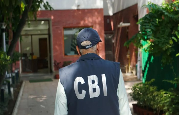 महादेव बेटिंग ऐप केस में CBI की बड़ी कार्रवाई, दुबई से लौटते ही किंगपिन अभिषेक कुमार गिरफ्तार महादेव बेटिंग ऐप केस में CBI की बड़ी कार्रवाई, दुबई से लौटते ही किंगपिन अभिषेक कुमार गिरफ्तार