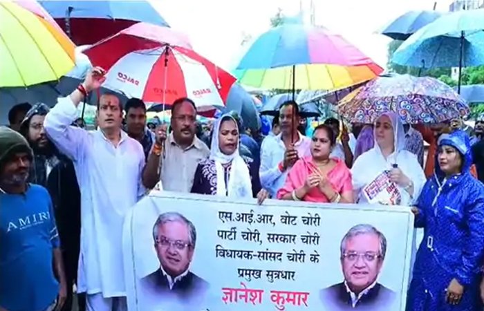 ज्ञानेश कुमार के इस्तीफे की मांग पर कांग्रेस का प्रदर्शन: आज रायपुर कलेक्ट्रेट का घेराव करेगी, प्रदेश प्रभारी सुखदेव भगत रहेंगे मौजूद ज्ञानेश कुमार के इस्तीफे की मांग पर कांग्रेस का प्रदर्शन: आज रायपुर कलेक्ट्रेट का घेराव करेगी, प्रदेश प्रभारी सुखदेव भगत रहेंगे मौजूद
