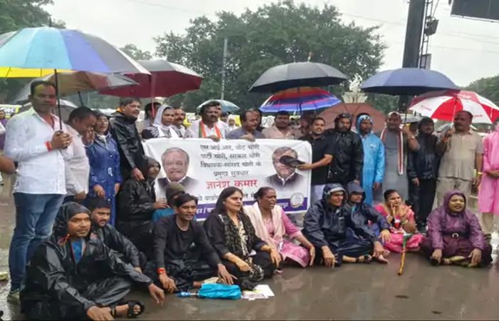 बारिश में भीगते हुए कांग्रेस ने किया पैदल मार्च: वोट चोरी और SIR के मुद्दे पर CEC ज्ञानेश कुमार के इस्तीफे की मांग बारिश में भीगते हुए कांग्रेस ने किया पैदल मार्च: वोट चोरी और SIR के मुद्दे पर CEC ज्ञानेश कुमार के इस्तीफे की मांग