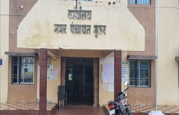 गुरुर में भवन अनुज्ञा घोटाला… रसीद 42 हजार की, वसूली 1.70 लाख! एफआईआर की मांग पर भी सिस्टम क्यों मौन? गुरुर में भवन अनुज्ञा घोटाला... रसीद 42 हजार की, वसूली 1.70 लाख! एफआईआर की मांग पर भी सिस्टम क्यों मौन?