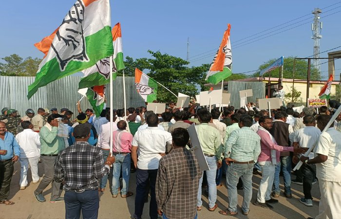 मुख्य चुनाव आयुक्त के इस्तीफे की मांग को लेकर कांग्रेस का कलेक्ट्रेट घेराव, पुतला दहन कर राष्ट्रपति के नाम सौंपा ज्ञापन मुख्य चुनाव आयुक्त के इस्तीफे की मांग को लेकर कांग्रेस का कलेक्ट्रेट घेराव, पुतला दहन कर राष्ट्रपति के नाम सौंपा ज्ञापन