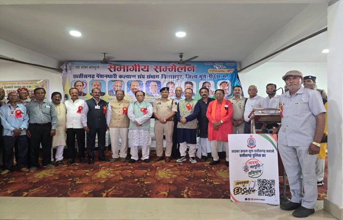 साप्ताहिक बाजार में पुलिस ने लगाई जनचौपाल, ग्रामीणों को दी साइबर सुरक्षा की जानकारी
