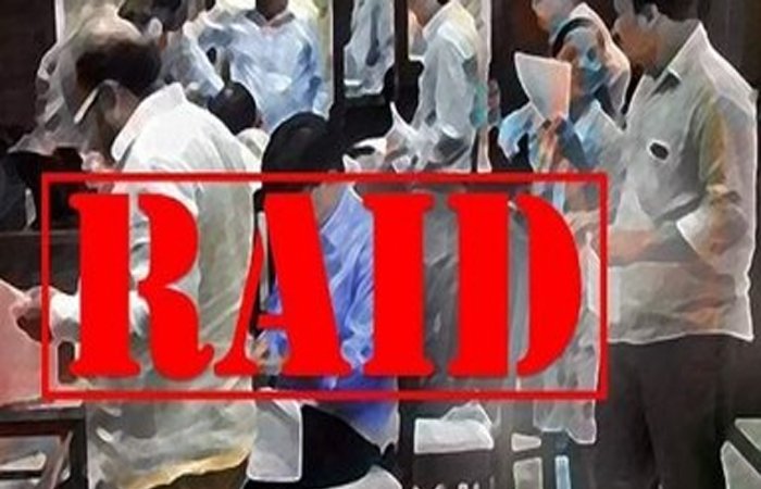 गुटखा फैक्ट्री पर सेंट्रल GST की रेड: 3 गाड़ियों में पहुंची 12 सदस्यों की टीम, 2 मशीनें और 30 बोरा गुटखा जब्त गुटखा फैक्ट्री पर सेंट्रल GST की रेड: 3 गाड़ियों में पहुंची 12 सदस्यों की टीम, 2 मशीनें और 30 बोरा गुटखा जब्त