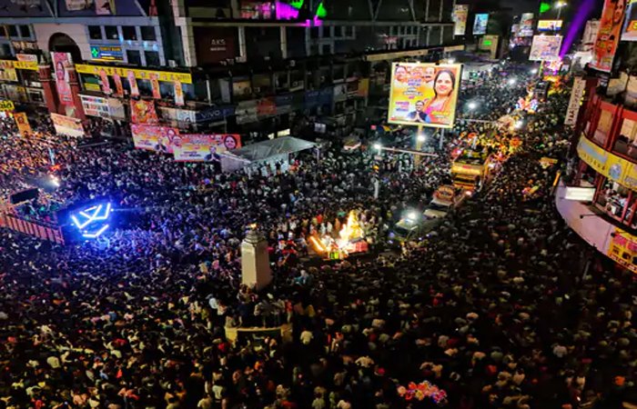 गणेश विसर्जन झांकी में उमड़ा जनसैलाब, डीजे के कंपन से छज्जा गिरा गणेश विसर्जन झांकी में उमड़ा जनसैलाब, डीजे के कंपन से छज्जा गिरा
