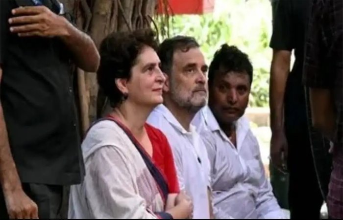 आकाशवाणी के सामने धरने पर बैठे राहुल-प्रियंका, ज्ञानेश कुमार के इस्तीफे को लेकर विपक्ष का उग्र प्रदर्शन आकाशवाणी के सामने धरने पर बैठे राहुल-प्रियंका, ज्ञानेश कुमार के इस्तीफे को लेकर विपक्ष का उग्र प्रदर्शन