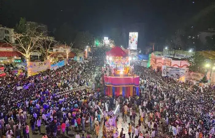 बस्तर दशहरा में ‘भीतर रैनी’ की रस्म पूरी: आधी रात को राजमहल से रथ लेकर कुम्हड़ाकोट पहुंचे आदिवासी बस्तर दशहरा में ‘भीतर रैनी’ की रस्म पूरी: आधी रात को राजमहल से रथ लेकर कुम्हड़ाकोट पहुंचे आदिवासी