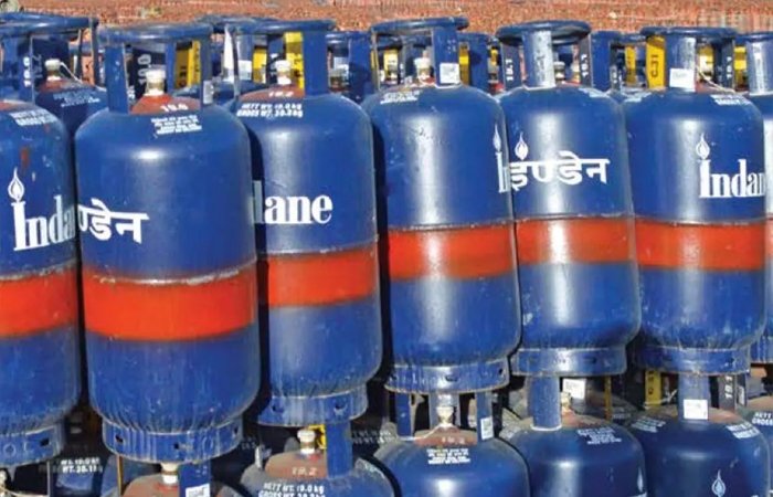 त्योहारी सीजन से पहले महंगाई का झटका, कमर्शियल LPG सिलिंडर 62.5 रुपये हुआ महंगा, जानें नए दाम त्योहारी सीजन से पहले महंगाई का झटका, कमर्शियल LPG सिलिंडर 62.5 रुपये हुआ महंगा, जानें नए दाम