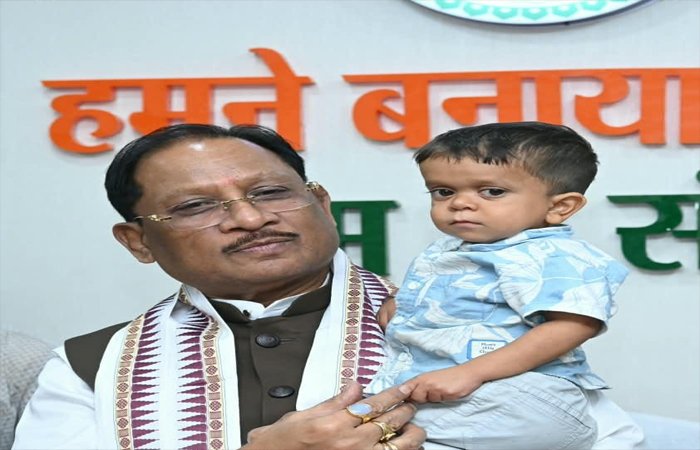 मुख्यमंत्री साय की संवेदनशील पहल से दुर्लभ बीमारी से जूझ रहे 10 वर्षीय रिमोन के परिवार में जगी नई उम्मीद मुख्यमंत्री साय की संवेदनशील पहल से दुर्लभ बीमारी से जूझ रहे 10 वर्षीय रिमोन के परिवार में जगी नई उम्मीद