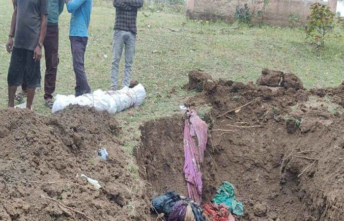 मनीषा लहरे संदिग्ध मौत मामला: 6 माह बाद कब्र से निकाला गया शव, परिजनों का आरोप पति ने गलत इंजेक्शन इंजेक्ट कर घटना को दिया अंजाम मनीषा लहरे संदिग्ध मौत मामला: 6 माह बाद कब्र से निकाला गया शव, परिजनों का आरोप पति ने गलत इंजेक्शन इंजेक्ट कर घटना को दिया अंजाम